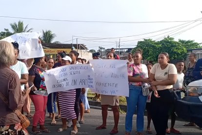 Ciudadanos afectados por el derrame de crudo en Quinindé se concentran en Esmeraldas con carteles que exigen justicia, pagos pendientes y reparación integral de daños.