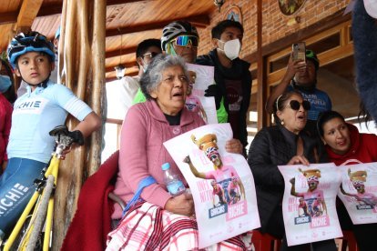 La madre del ciclista, Anita Montenegro (c), era una de sus principales motivaciones. Lo recibía tras las carreras