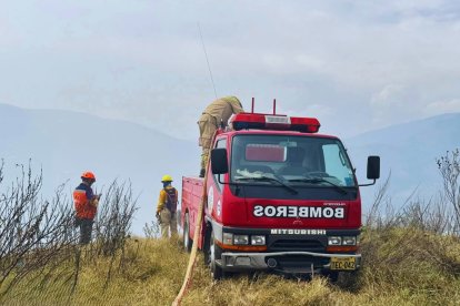 En Pelileo, más de 100 hectáreas fueron afectadas por el fuego, lo que obligó a reforzar las labores con apoyo de varios cantones.