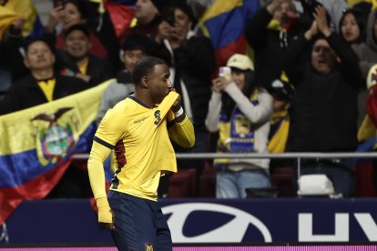 El delantero de Ecuador, John Yeboah, celebra el primer gol del combinado ecuatoriano durante el partido amistoso ante Marruecos.