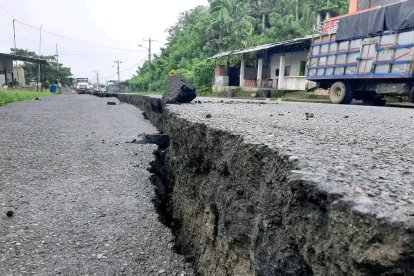 Fisura en la calzada de la vía E‑20 en el recinto El Mirador, cantón Quinindé, evidencia el grave deterioro que afecta la movilidad y el turismo en Esmeraldas.