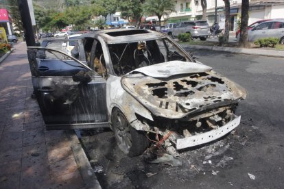 El vehículo fue retirado con una grúa tras el incendio en la intersección de Las Monjas.