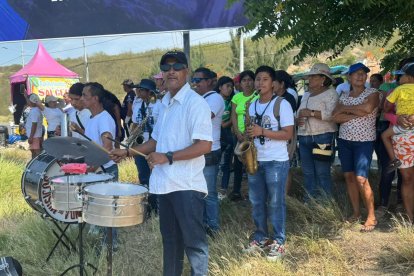 Habitantes de San Mateo reciben con alegría y emoción a los pescadores rescatados, en una caravana llena de fe, música y esperanza tras días de incertidumbre.