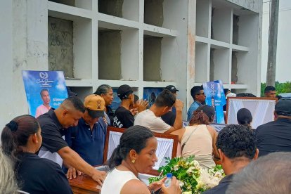 Momentos dolorosos protagonizaron en el cementerio de Quinsaloma, durante el sepelio de los seis cuerpos.