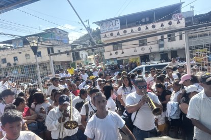 Una banda de pueblo y una multitud acompañó el recibimiento emotivo de los pescadores