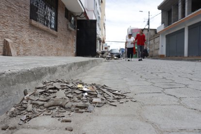 Vidrios de los ventanales de casas contiguas fueron recogidos por los vecinos.