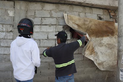 La pared externa de la vivienda de los Portillo también colapsó parcialmente.