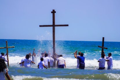 En el balneario de Olón al norte de Santa Elena también bañaron cruces