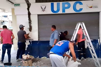 Personas privadas de libertad colaboran en la reparación de la Unidad de Policía Comunitaria (UPC) de Esmeraldas, como parte de su proceso de reinserción social y apoyo comunitario.