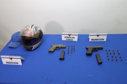 Evidencias incautadas durante el operativo, entre ellas armas de fuego y municiones.