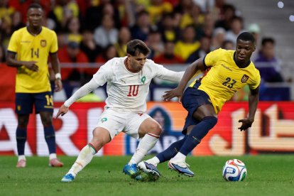 El volante Moisés Caicedo (d) es una de las figuras de la selección ecuatoriana.