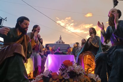 Imágenes religiosas salen en romería por Semana Santa.