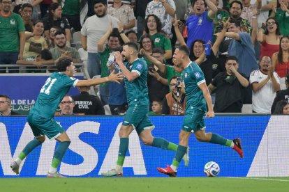 Jugadores de Irak celebran un gol en el partido de repechaje para la Copa Mundial 2026.