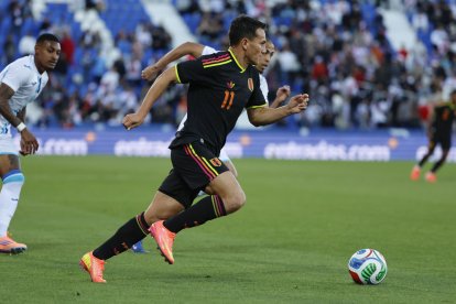 El centrocampista peruano Jairo Vélez en acción durante el partido amistoso que disputan las selecciones nacionales de Perú y Honduras.