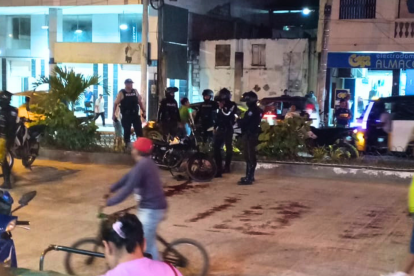 Agentes de la Dinased y Criminalística levantan indicios en la escena de uno de los crímenes.