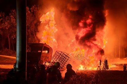 Bomberos combaten las llamas de un camión cisterna incendiado en La Independencia, Quinindé, tras el pinchazo clandestino en el poliducto.