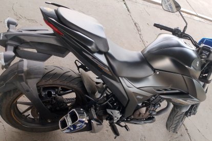 Entre las evidencias constan motos, dinero en efectivo, entre otros elementos.