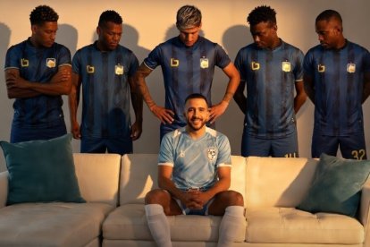 La imagen generó polémica en redes sociales, especialmente en X.