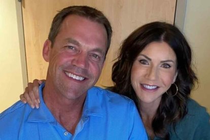 Byron Noem junto a su esposa, Kristi.