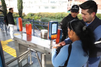 El sistema municipal  (metro, ecovía y trolebús) moviliza alrededor de 530.000 pasajeros al día.