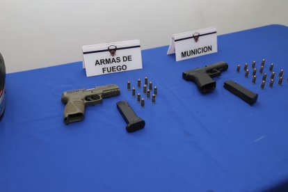 Las armas forman parte de las evidencias halladas en poder de los presuntos sicarios.