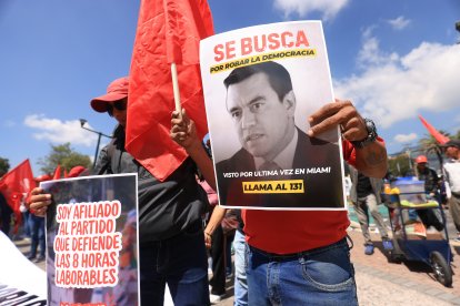 Militantes de Unidad Popular y trabajadores marcharon por la avenida Eloy Alfaro hasta el CNE, en Quito, para rechazar el proceso de cancelación del movimiento.