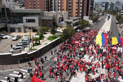 Con banderas y consignas, manifestantes llegaron al CNE en Quito para exigir que se detenga la cancelación de Unidad Popular y defender su participación política.