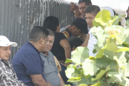 Familiares llegaron al Laboratorio de Criminalística para retirar el cuerpo.