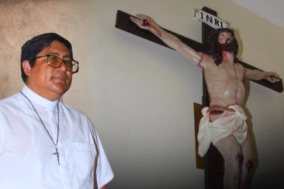 El padre Jorge Torres muestra la imagen que llevará a la procesión.