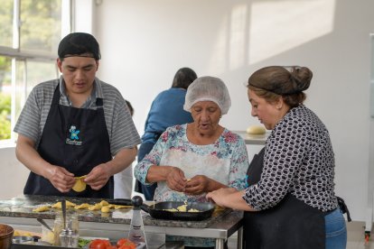 La preparación es laboriosa y requiere la colaboración de varias personas.