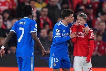 Prestianni (d) y Vinícius Jr. protagonizaron un presunto episodio de racismo en la Champions League.