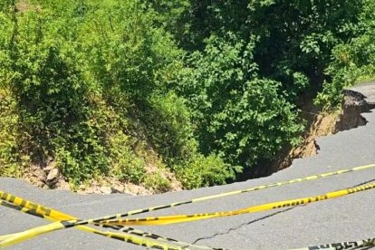 El socavón constituye un eminente peligro a quienes transitan por el lugar