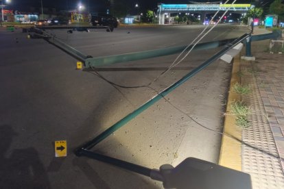 Vehículo perdió el control en La Aurora y chocó contra parterre.