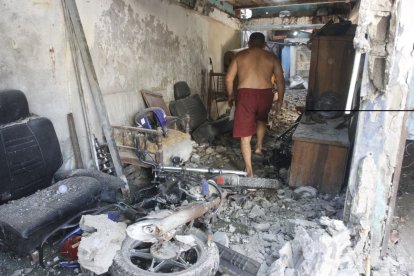 Explosión destruye vivienda en el suroeste de Guayaquil y deja a una familia afectada en la madrugada.