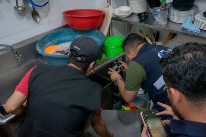 Funcionarios municipales inspeccionan locales durante operativo de control en el norte de Guayaquil.