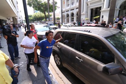 Simpatizantes de Aquiles Álvarez enfrentaban a funcionarios de Fiscalía y fuerza pública.