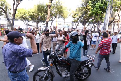 Simpatizantes de Aquiles Álvarez enfrentaban a funcionarios de Fiscalía y fuerza pública.