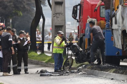 El conductor de la moto terminó carbonizado.
