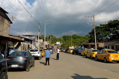 Simpatizantes de los hermanos Álvarez formaron dos hileras para salir en caravana hacia la ciudad de Guayaquil cuando los detenidos sean liberados.