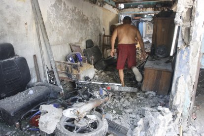 Uno de los afectados observa con desconsuelo cómo quedó el interior de su vivienda.