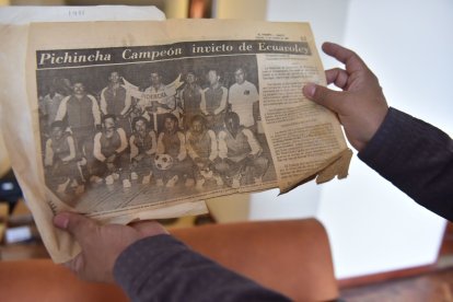 Carrera (segundo abajo desde la derecha) con la selección de Pichincha.