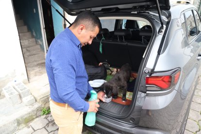 Pablo hace paradas estratégicas para alimentar a Peluche y pasearlo un poco.