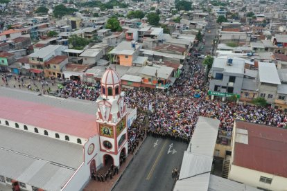 La procesión del Cristo del Consuelo congrega a fieles que caminan con devoción mientras avanzan bajo resguardo de la fuerza pública en Guayaquil.