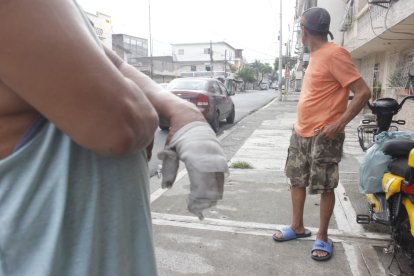 Un hombre resultó con quemaduras en la mano al intentar abrir la puerta de su vivienda, atacada por sujetos en motocicleta en el suroeste de Guayaquil.