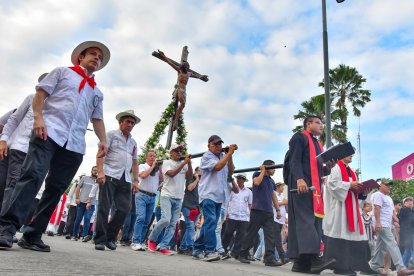 Fieles de todas las edades acompañaron las estaciones del Vía Crucis, recordando la pasión de Cristo en Guayaquil.