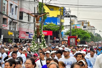 Oraciones y cánticos acompañaron el paso de la procesión por sectores estratégicos del norte durante la mañana.