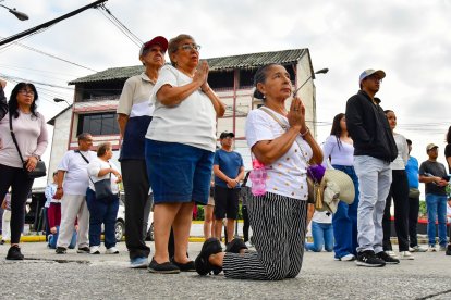 La participación ciudadana en el Vía Crucis refleja la vigencia de las tradiciones católicas en el puerto principal.