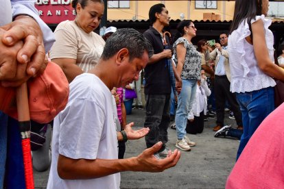 Residentes del norte de Guayaquil salieron a sus portales para observar y sumarse al paso de la caminata religiosa.
