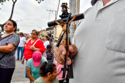 Devotos portaron cruces y símbolos religiosos como muestra de su compromiso espiritual durante la Semana Santa.
