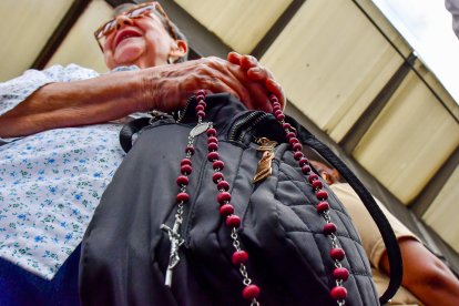 Devotos portaron cruces y símbolos religiosos como muestra de su compromiso espiritual durante la Semana Santa.
